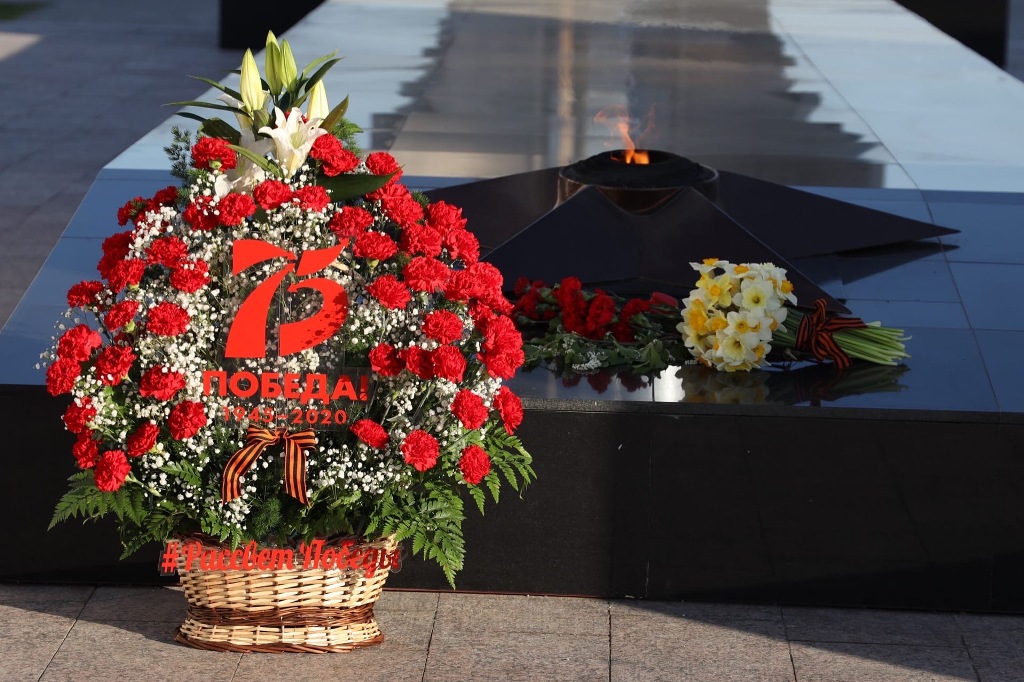 Акция «Минута молчания» и торжественная церемония возложения цветов прошли у мемориального комплекса