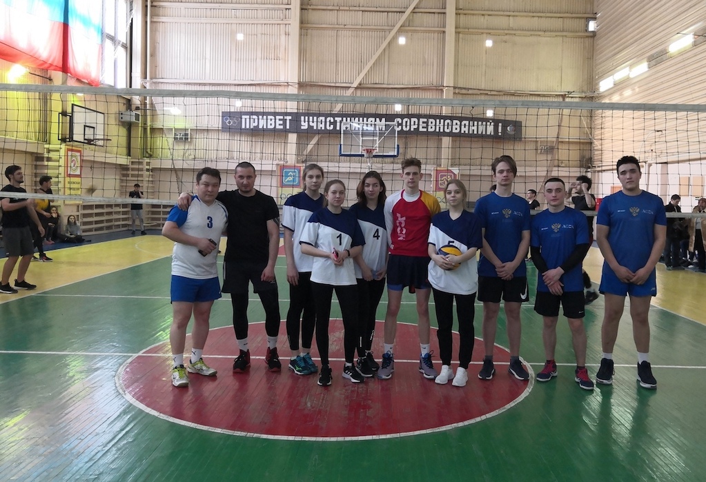 В Тобольске студенты определили сильнейших в соревнованиях по волейболу